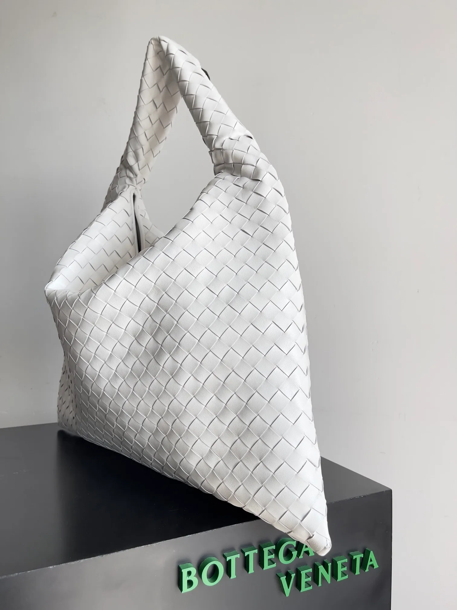 Batch 2160 Recently, I seem to be obsessed with this bag from BV~ The new Hop is really not too beautiful. The whole bag has no seams. The bag body and handles are made of one piece of leather. It embodies the style and essence of Bottega Veneta. It truly represents craftsmanship and creativity. The large size has a very loose and lazy upper body. Big bag lovers will definitely not regret buying it. Style number: 763970 Size: 53*24*13